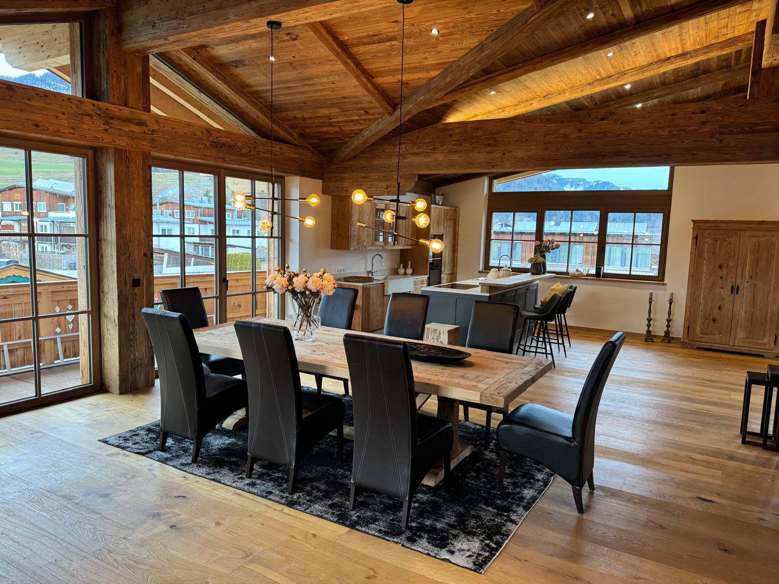 Chalet Raum & Ruhe by friedl living in Kössen - Wohn Essbereich